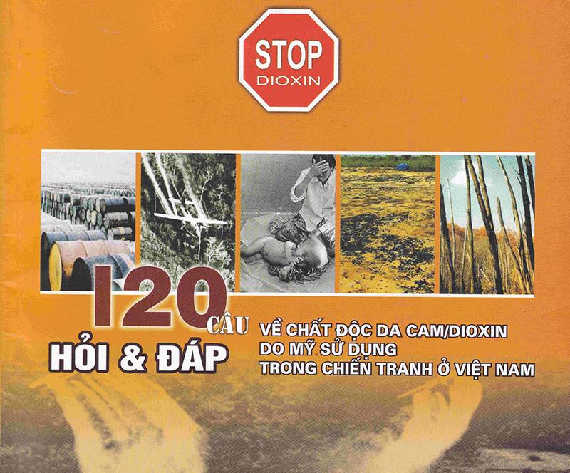 Sự đa dạng màu sắc của các loại trái cây nhiệt đới được trồng nhiều ở miền nhiệt đới Việt Nam, bày bán trên một quầy hàng địa phương