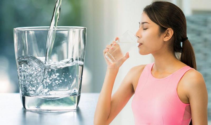 Phân tử nước và liên kết hydro, thể hiện vai trò dung môi và môi trường phản ứng sinh hóa cho sinh vật