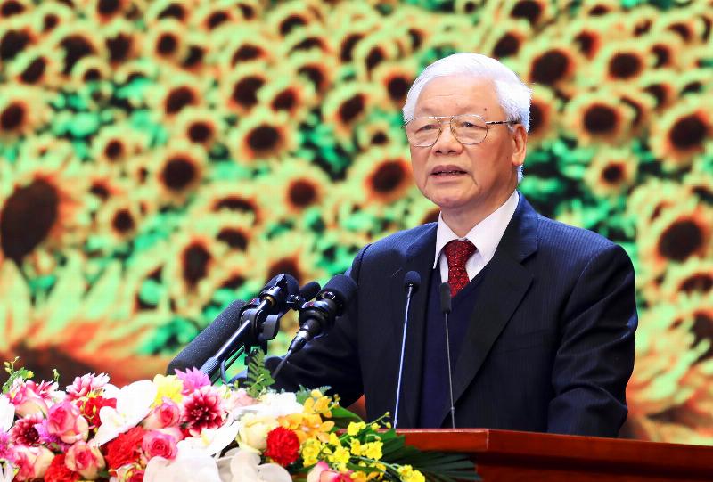 Hình ảnh minh họa con đường rẽ nhánh biểu thị các lựa chọn khác nhau khi đưa ra quyết định, nhấn mạnh tầm quan trọng của việc chọn nhận định nào sau đây là đúng để đi tới thành công.
