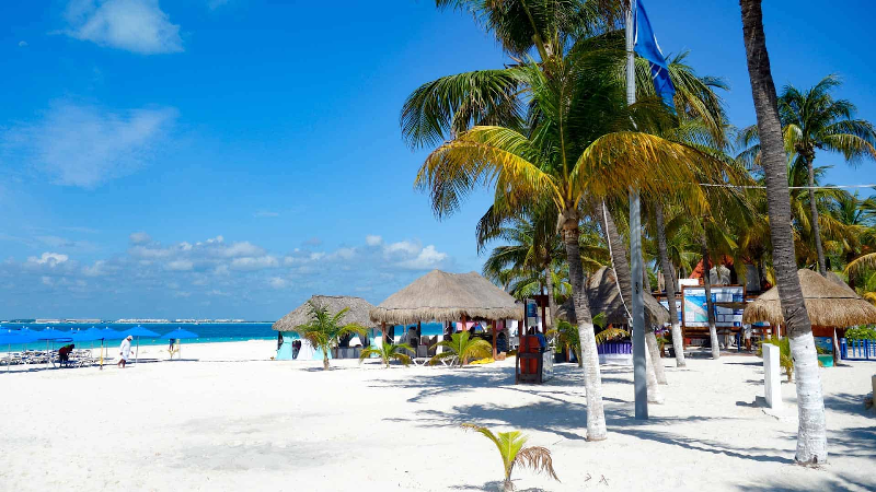 Các hoạt động du lịch biển: Lặn biển, chèo thuyền kayak, tắm nắng