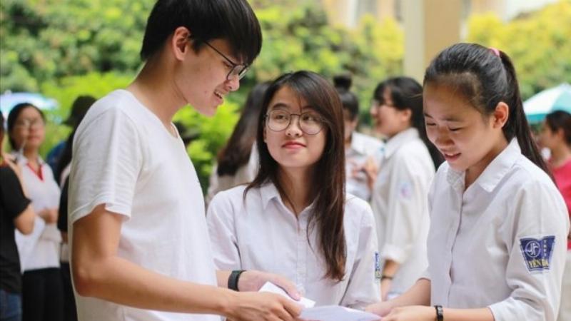 Nhân viên kinh doanh hiện đại sử dụng công nghệ giao tiếp với khách hàng quốc tế