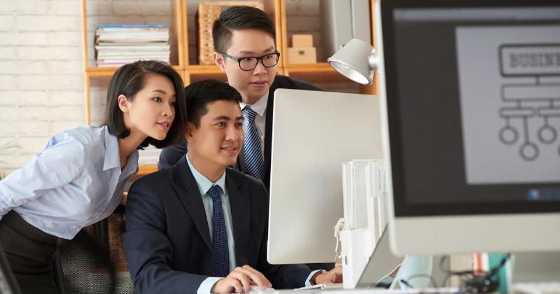Hình minh họa việc phân tích thị trường để nhận diện các yếu tố có hại tiềm ẩn và rủi ro kinh doanh
