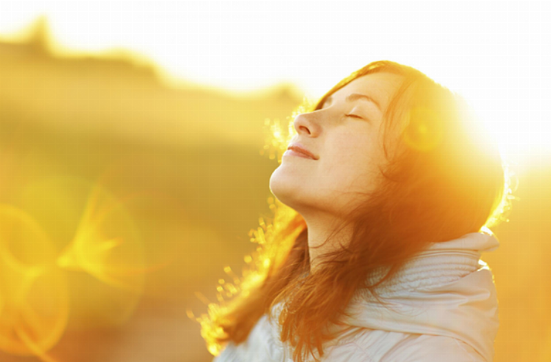 Ánh nắng mặt trời kích thích da tổng hợp Vitamin D, minh họa quá trình cơ thể tận dụng yếu tố môi trường để sản xuất chất cần thiết