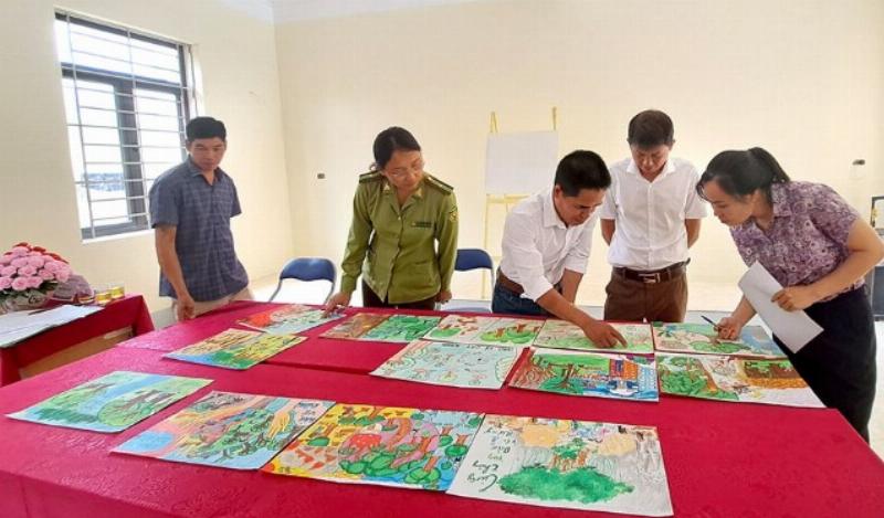 Bức vẽ hành động tích cực bảo vệ môi trường: mọi người cùng nhau trồng cây xanh