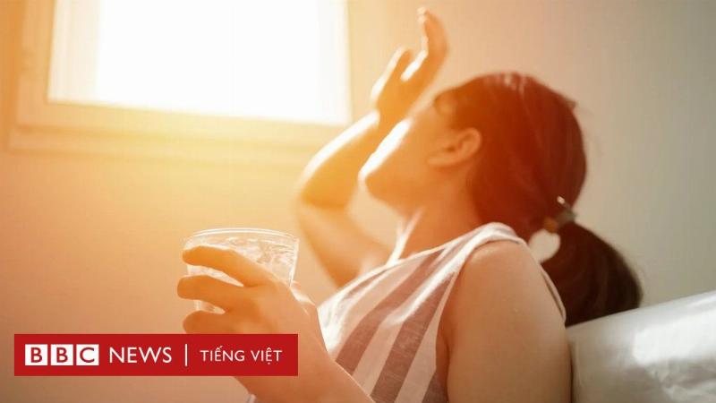 Hình ảnh minh họa quá trình hòa tan muối trong nước, biểu thị sự hấp thụ nhiệt của quá trình này