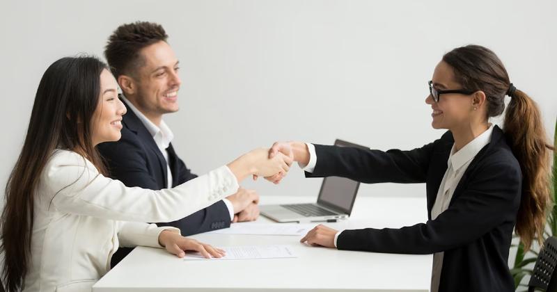 Minh họa cách viết đoạn văn giới thiệu bản thân chuyên nghiệp cho hồ sơ hoặc networking