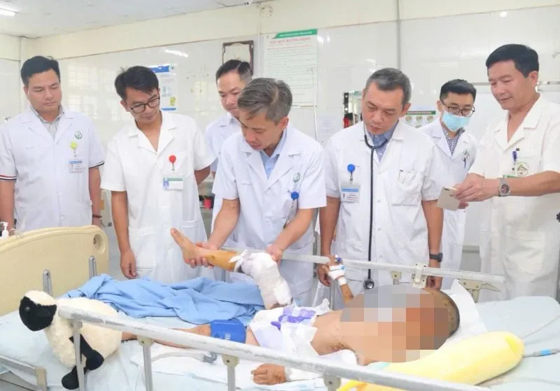 Hình ảnh minh họa tác động biến đổi khí hậu tại Việt Nam, ví dụ lũ lụt, hạn hán, xâm nhập mặn hoặc sạt lở