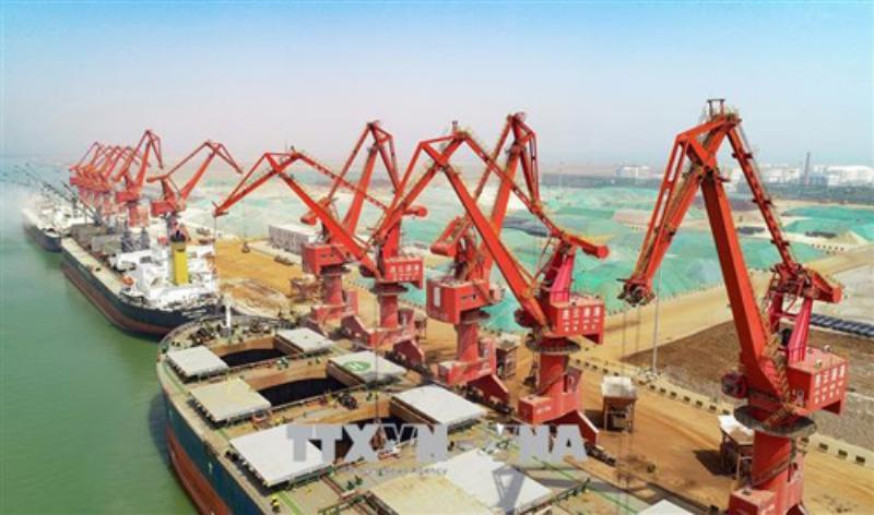 Hình ảnh minh họa sự kết nối giữa tư duy phân tích, toàn cầu hóa và đổi mới dẫn đến tăng trưởng bền vững trong kinh doanh.