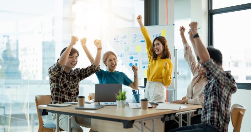 Hình ảnh làm việc nhóm tích cực trong môi trường văn phòng hiện đại, thể hiện sự kết nối và hợp tác