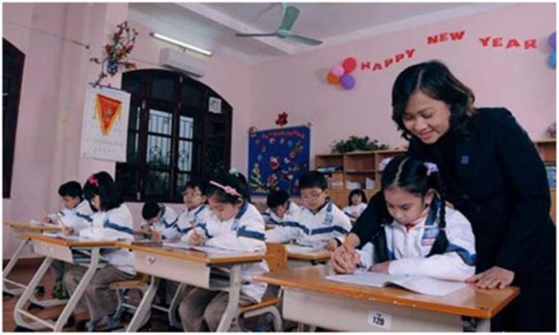 Mot hoc sinh dang tap trung giai bai tap toan lop bay tap 1 voi sach va vo ghi chep
