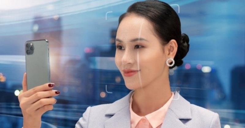 Hình ảnh minh họa cách đặt thẻ Căn cước công dân lên mặt sau điện thoại để quét chip NFC bằng ứng dụng VNeID
