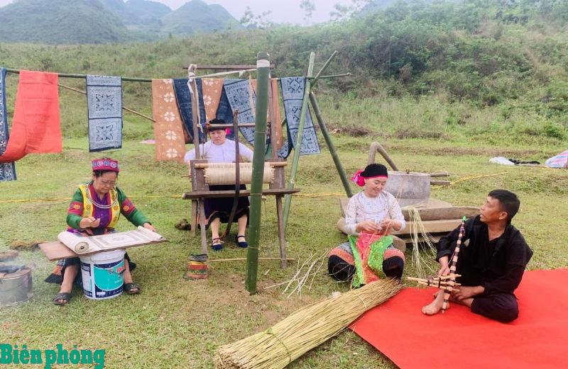 Khung cảnh vùng núi cao Việt Nam với sự xuất hiện của hoạt động con người (ví dụ: ruộng bậc thang) thể hiện sự tương tác giữa con người và thiên nhiên phân hóa theo độ cao
