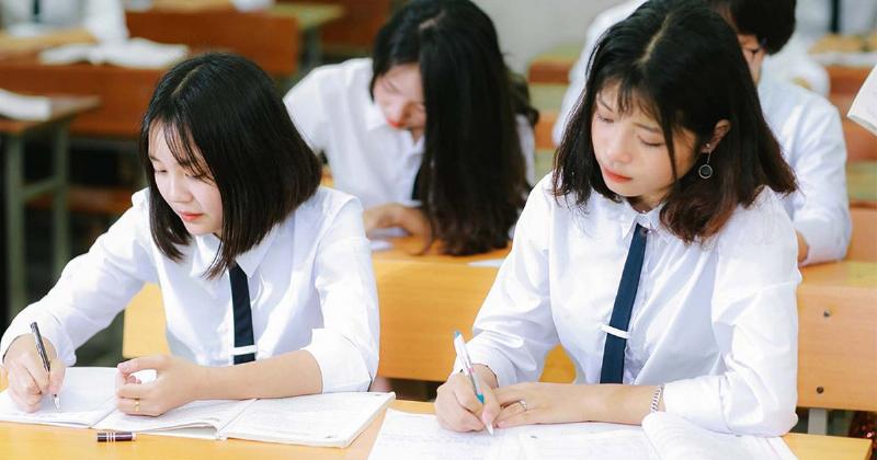 Hình ảnh minh họa thí sinh đang lựa chọn ngành nghề sau khi biết khối d04 gồm những môn nào