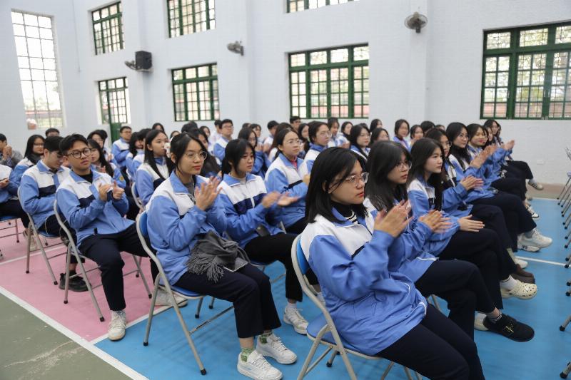 So sánh phân tích tác phẩm truyện sâu sắc và phân tích hời hợt