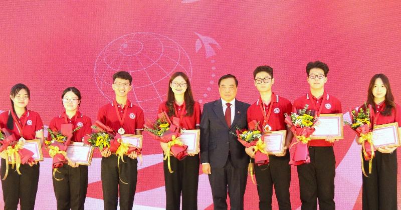 Hình ảnh minh họa con đường sự nghiệp tươi sáng và cơ hội phát triển bền vững cho người học khối d04