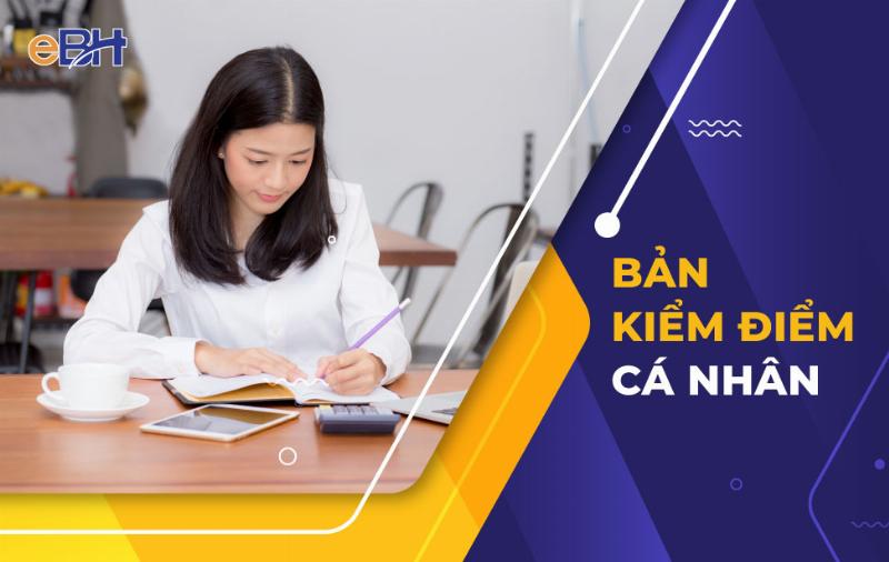 Học sinh lớp 2 chăm chú viết bản kiểm điểm cuối năm, tự đánh giá học tập và hành vi